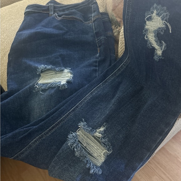 Full Figure Distressed Jeans. NWOT - Picture 4 of 4